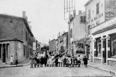 Rue des Jardins-Fleuris et "AU PETIT PARIS" au début des années 1900 (photograhie noir et blanc : inconnu )